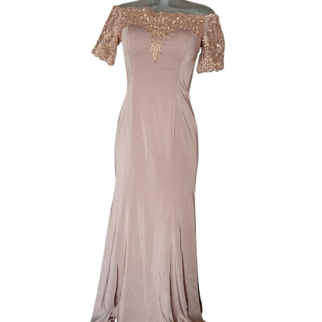 Vestido Rosa Elegante con Encaje Dorado y Hombros Descubiertos