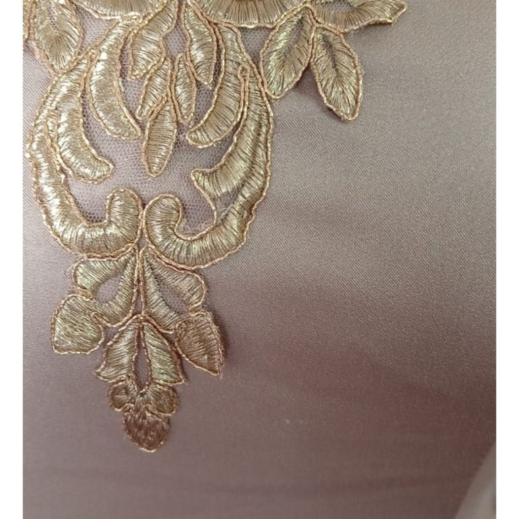 Vestido Rosa Elegante con Encaje Dorado y Hombros Descubiertos