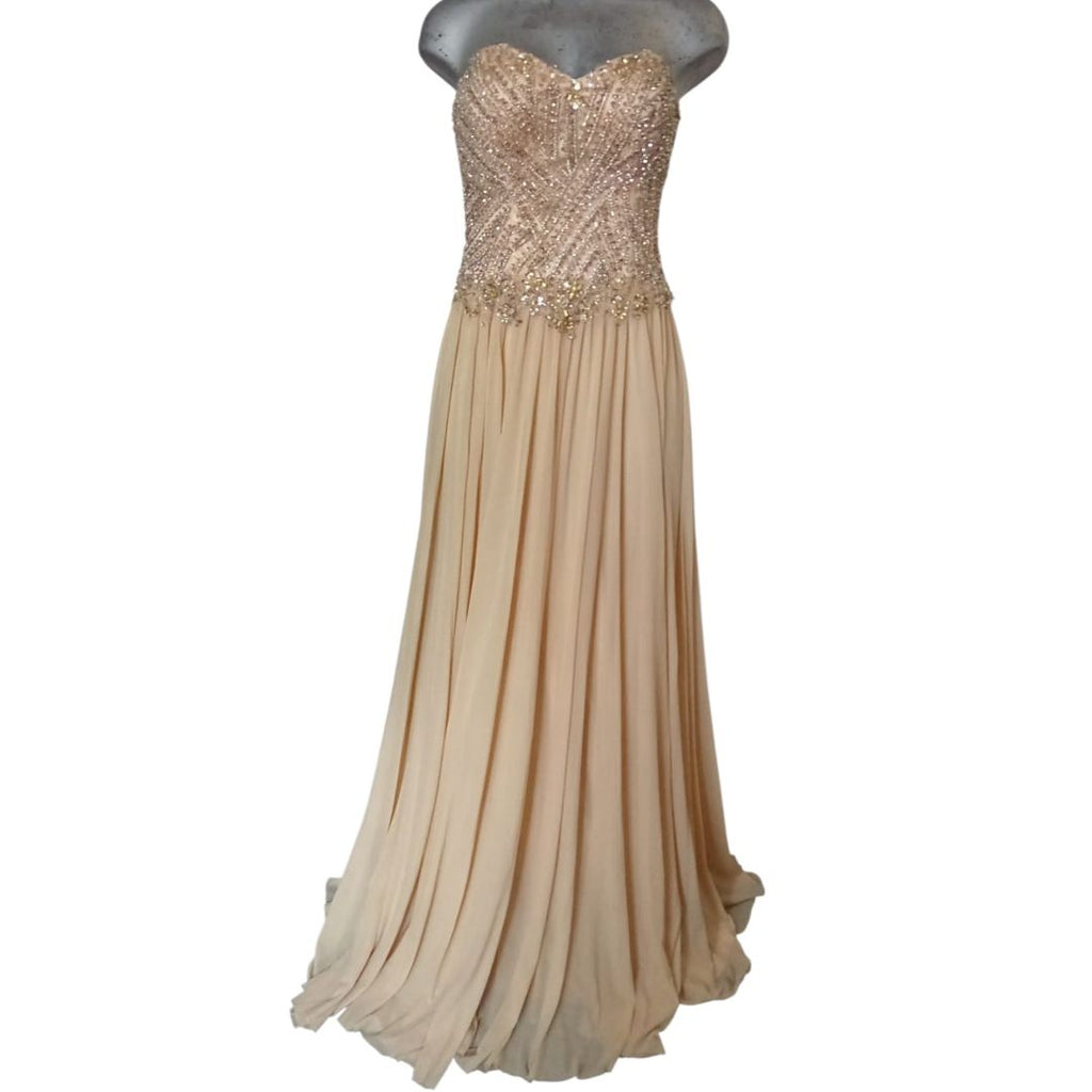 Vestido Beige Elegante con Pedrería y Falda Fluida Strapless