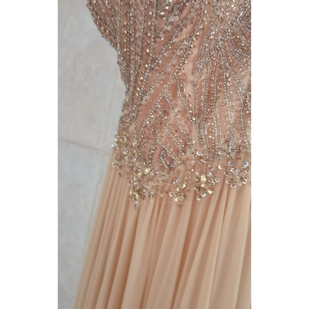 Vestido Beige Elegante con Pedrería y Falda Fluida Strapless