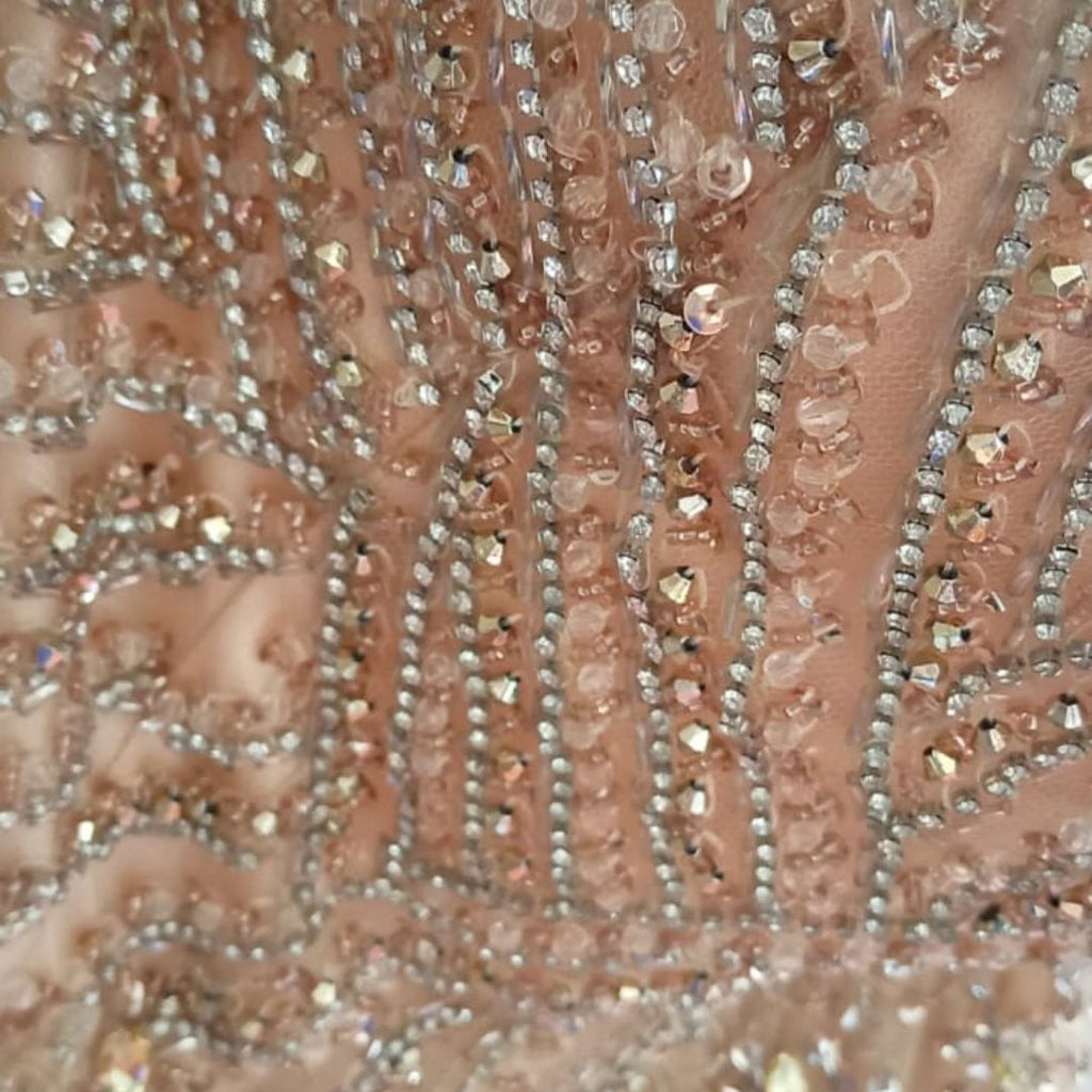 Vestido Beige Elegante con Pedrería y Falda Fluida Strapless