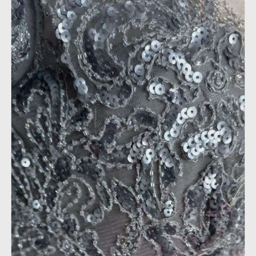 Vestido Gris Elegante con Encaje y Falda Fluida de Gala