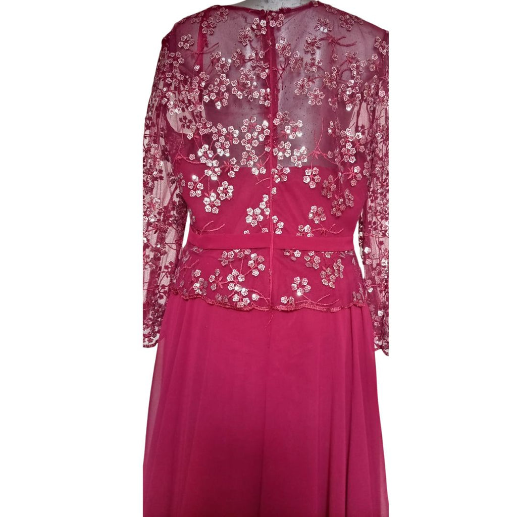 Vestido Vino con Encaje Floral y Mangas Largas Elegante