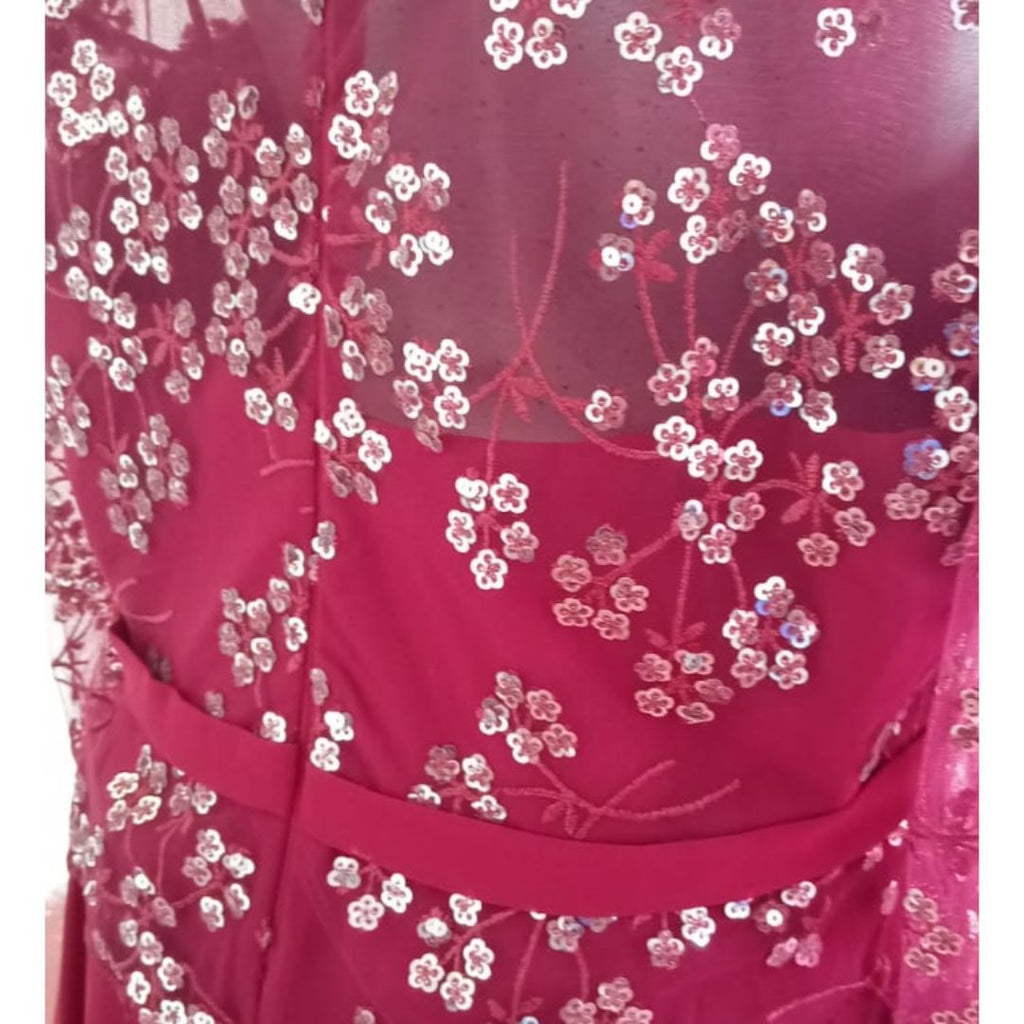 Vestido Vino con Encaje Floral y Mangas Largas Elegante