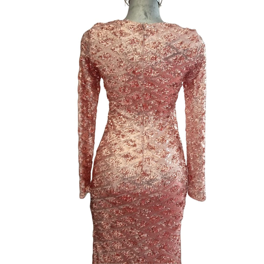 Vestido Rosa Brillante con Manga Larga y Corte Recto Elegante