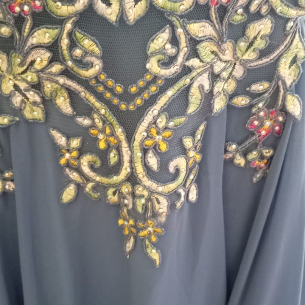 Vestido Azul con Bordado Floral y Falda Fluida Elegante