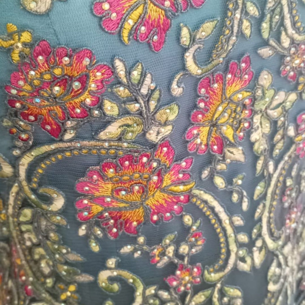 Vestido Azul con Bordado Floral y Falda Fluida Elegante