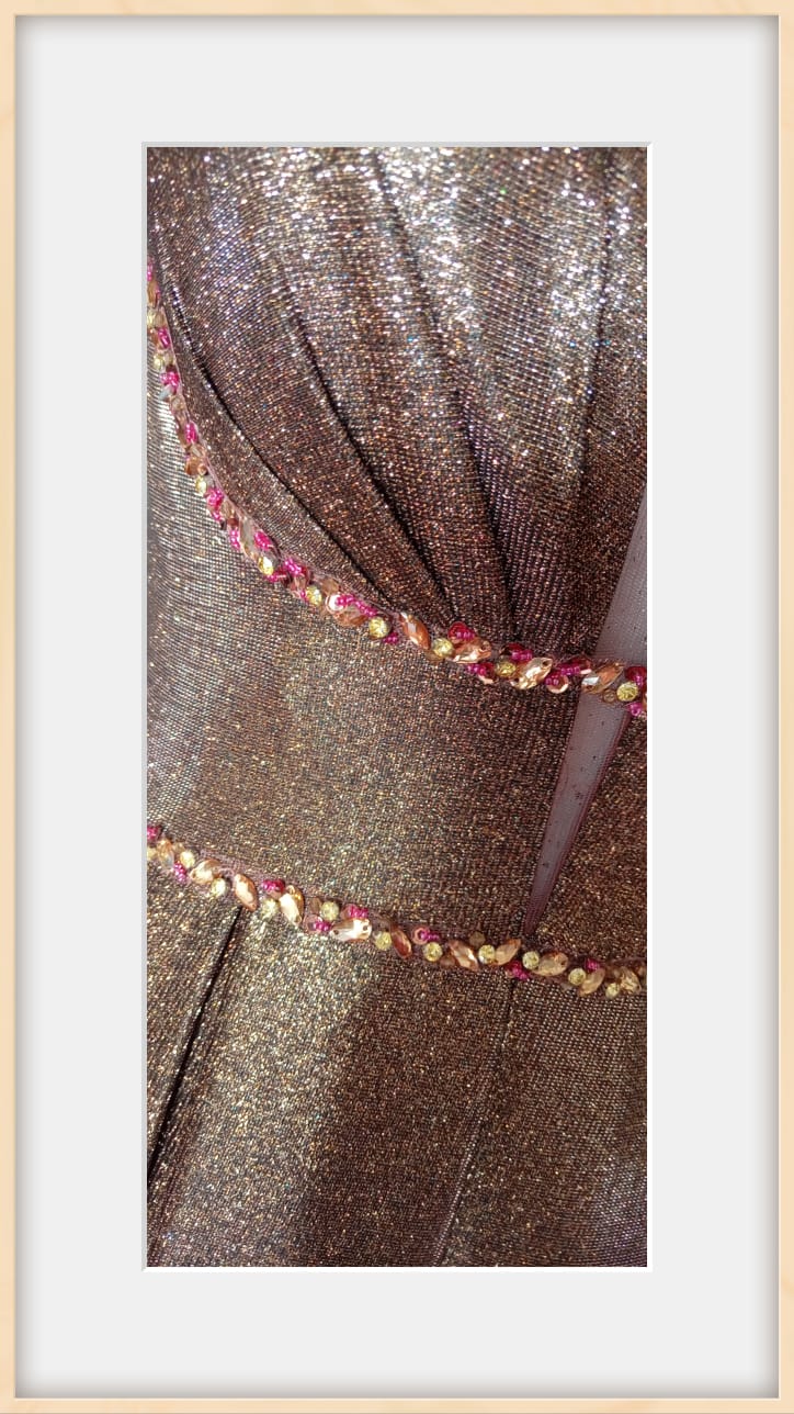 Vestido de Gala Bronce Esmeralda con Brillo Metálico