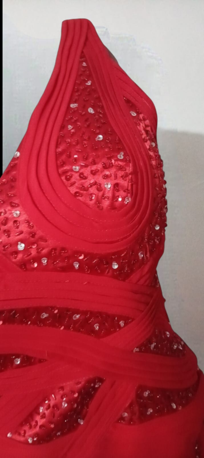 Vestido de Noche Rojo con Escote Asimétrico: Elegancia que Impresiona