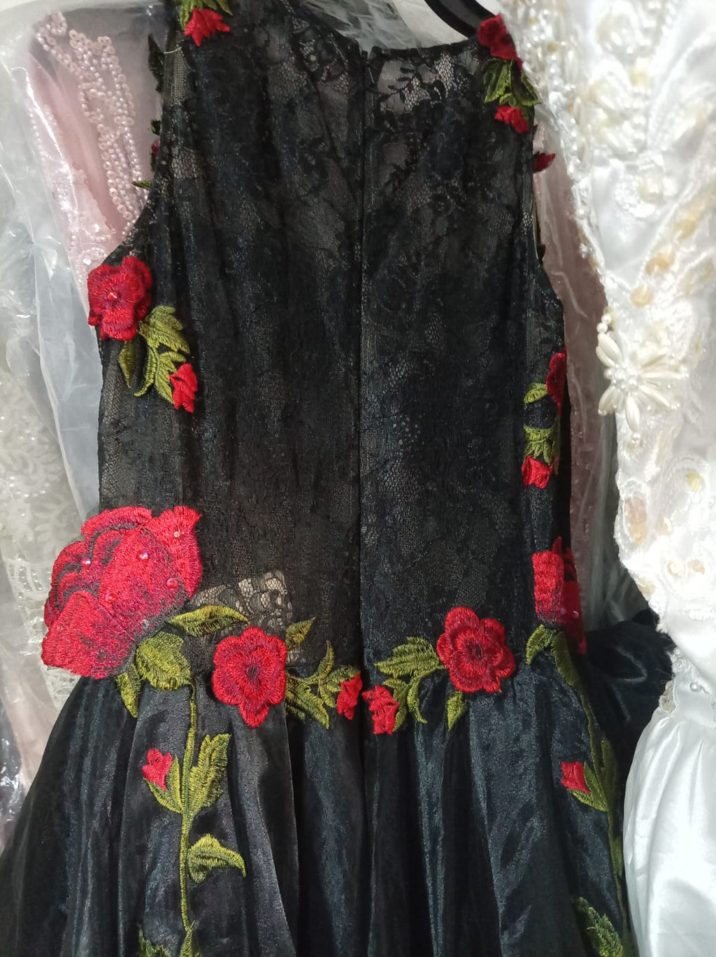 Vestido Elegante Black Rose con Bordado Floral Premium
