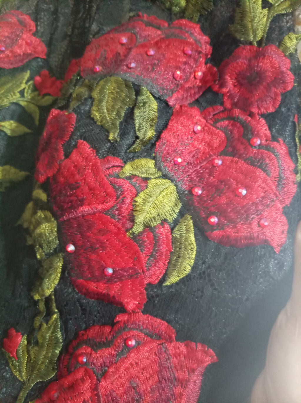 Vestido Elegante Black Rose con Bordado Floral Premium