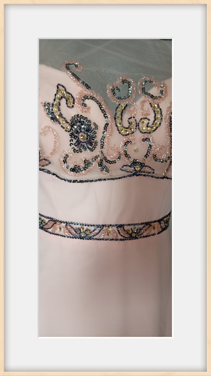 Vestido Palo de Rosa con Chalina Bordada