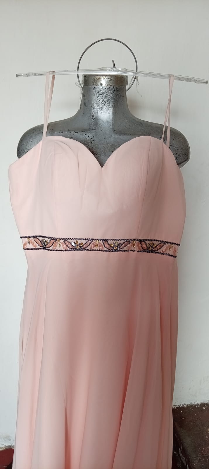 Vestido Palo de Rosa con Chalina Bordada