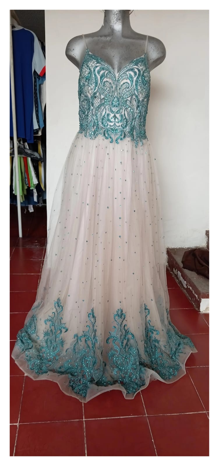 Vestido de Fiesta Turquesa con Beige Elegante y Bordado